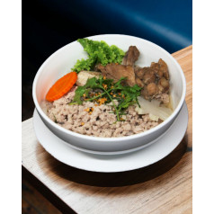 គុយទាវសាច់ចិញ្រ្ចាំឆ្អឺងស៊ុប