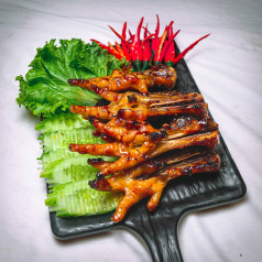 Grill chicken feet with chili 