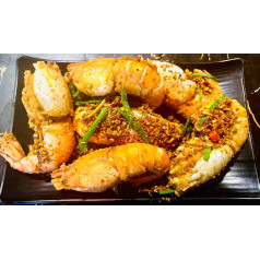 Fried river lobster with garlic 
