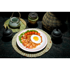 Stir-fried noodles with seafood (carbonara flavor)