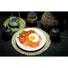 Stir-fried noodles with meatball (carbonara flavor)